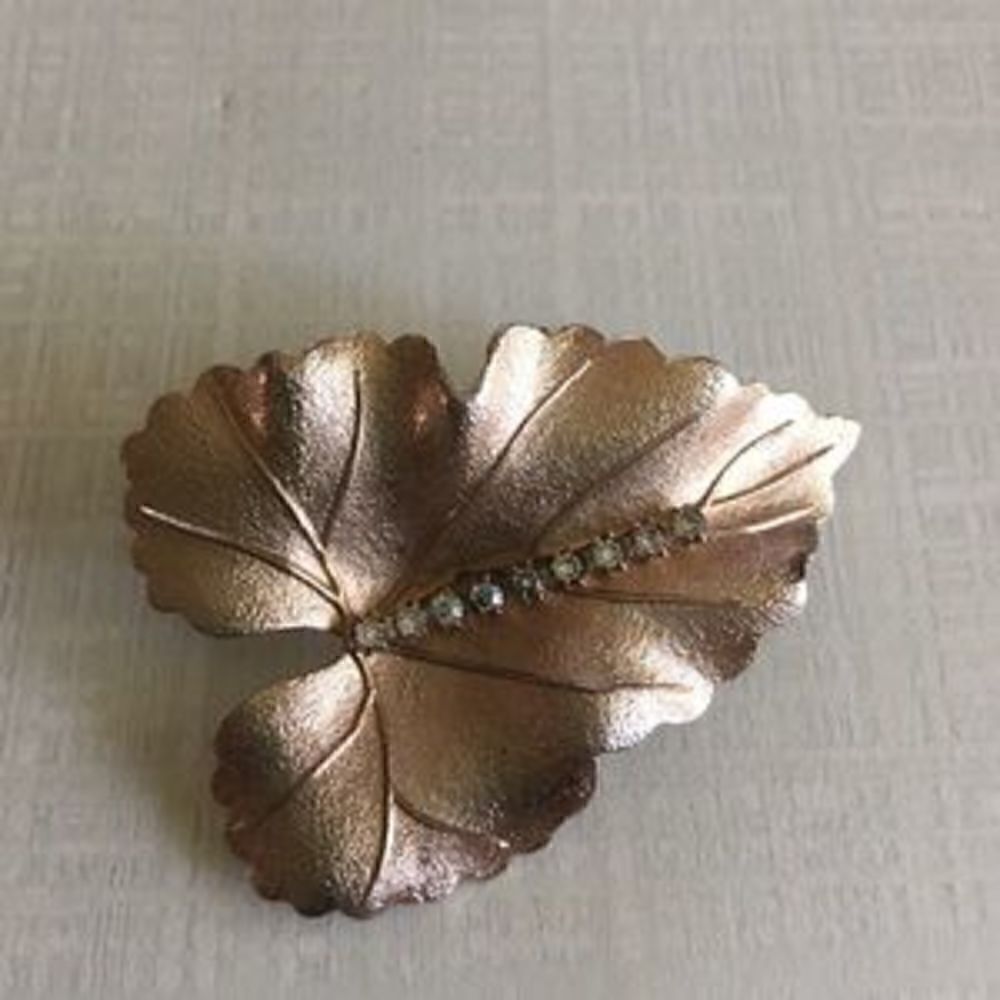 Vintage Brooch Pin Brushed Textured Gold Tone Leaf Crystal Rhinestones Judy Lee